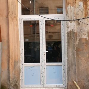 Бюджетный теплый и светлый вариант металлопластиковая дверей в подъезд 1