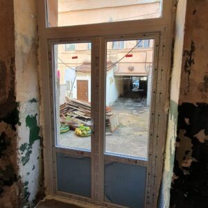 Бюджетный теплый и светлый вариант металлопластиковая дверей в подъезд 2