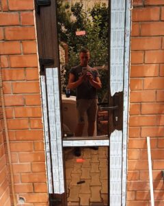 Металлопластиковая дверь ламинация темный дуб в туалет с зеркальной тонировкой грей