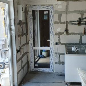 Металлопластиковая дверь входной группы с тонированным стеклом бронза