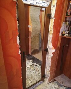 Металлопластиковая Дверь золотой дуб с заполнением зеркало