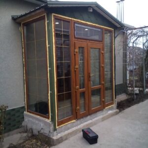 Окна Золотой дуб с золотыми шпроссами