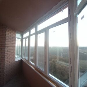 Остекление балкона пятикамерным профилем с надёжной фурнитурой
