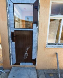 Входная Металлопластиковая дверь в ламинации темный дуб. Фурнитура Fuhr (Германия).